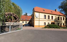 Hotel Selsky Dvur - Bohemian Village Courtyard